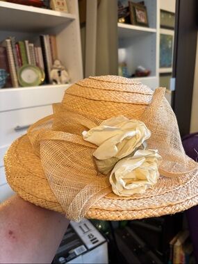 Women’s Straw Sun Hat with Cream Rose Accents